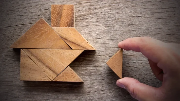 Casse-tête en bois lors de l’atelier “Olympiade des casse-têtes” au Luxembourg – logique, esprit d’équipe et cohésion teambuildings.lu